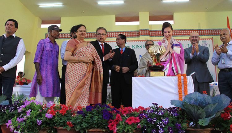 Ms. Ashley Judd receiving the KISS Humanitarian Award 2016 in the presence of esteemed dignitaries.