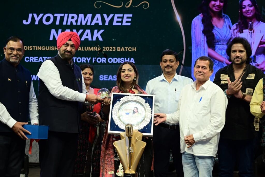 Indian Idol Winner Jyotirmayee Nayak Felicitated by
KIIT-DU; Founder Announces Rs 5 Lakh Cash Award